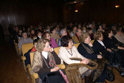 Saln de actos del Mercantil para ver teatro de los Quintero.